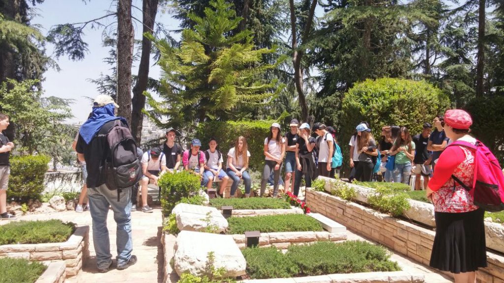 סיור מודרך בהר הרצל לתלמידי בתי ספר